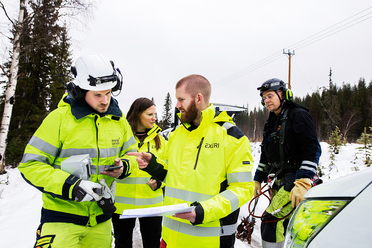 Via en app i montörens mobiltelefon aktiveras linjeagenten, Richard Qvarnström instruerar Markus Österlind om hur appen fungerar.