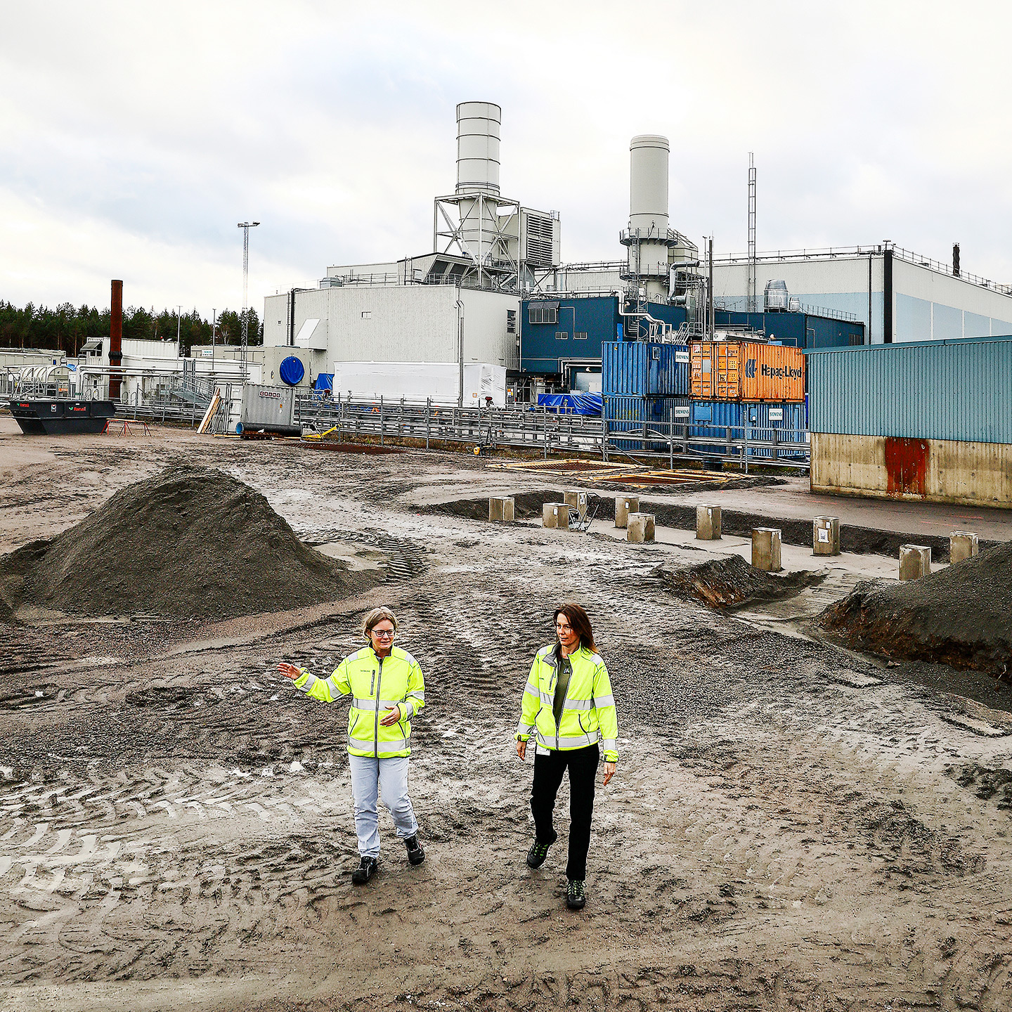 Jenny Larfeldt och Åsa Lyckström inspekterar platsen där företagets solcellsanläggning ska placeras. Solelen ska sedan användas för att producera vätgas.