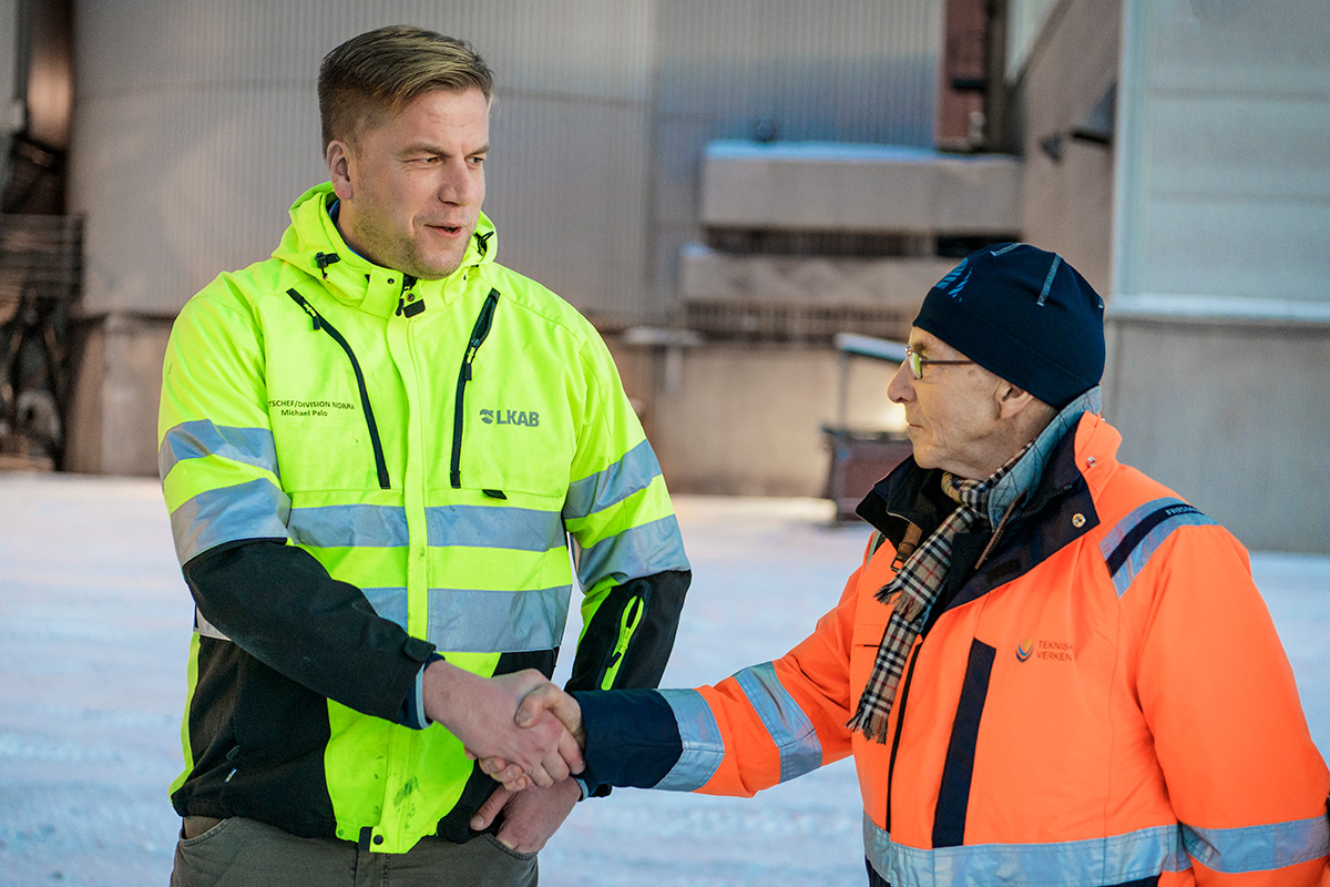 Michael Palo, LKAB, skakar hand med Tekniska verkets styrelseordförande Thore Johansson.