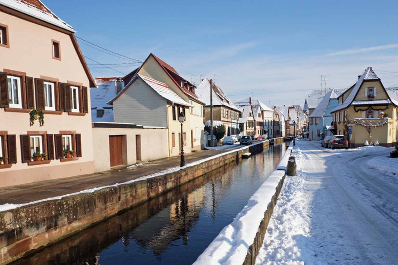En stor andel av fransmännen bor i dåligt isolerade hus vilket spär på elräkningen. Här en by i Alsaceregionen. Foto: Shutterstock