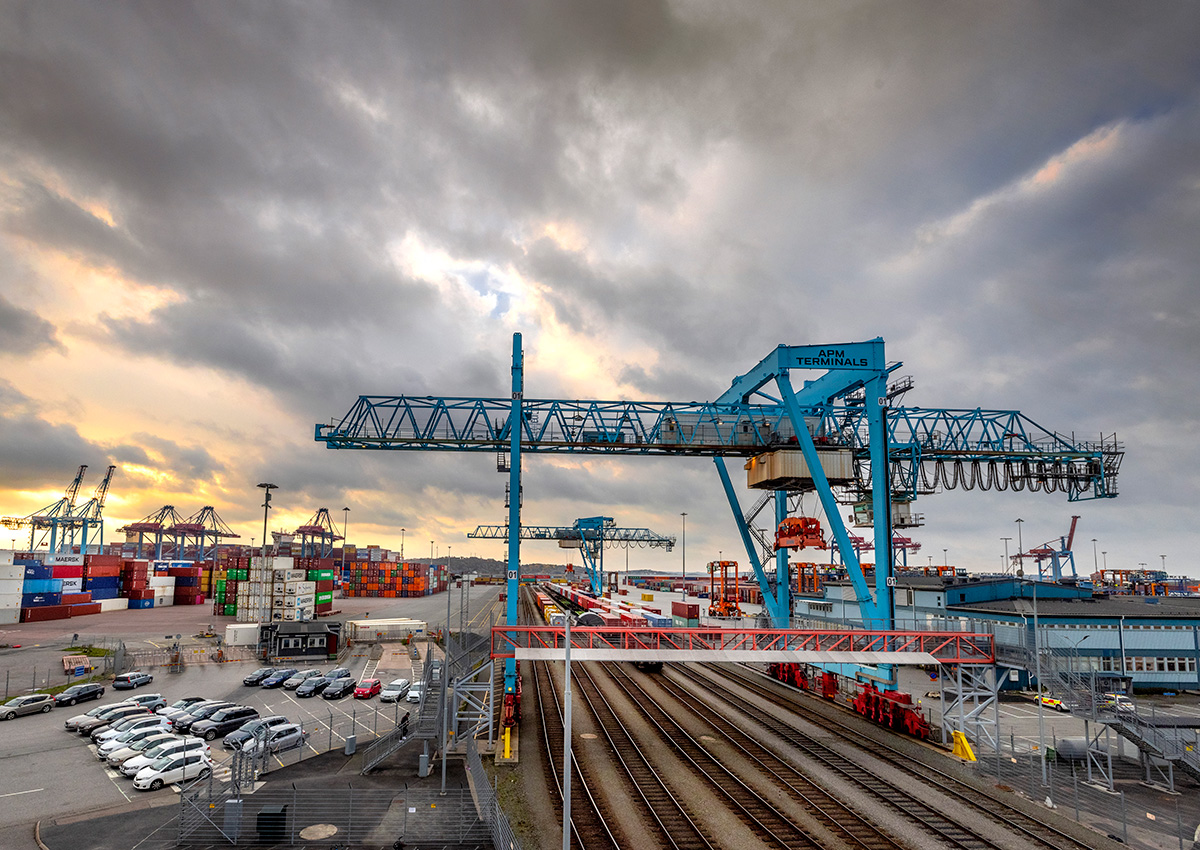 Skandiahamnen, som är en del av Göteborgs Hamn, är Sveriges största hamn för containertrafik. Här passerar 776 000 containrar per år.