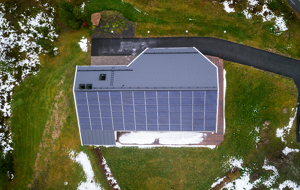 Husets tak har plats för ännu fler solpaneler, men utmaningen ligger i att kunna lagra solelen.