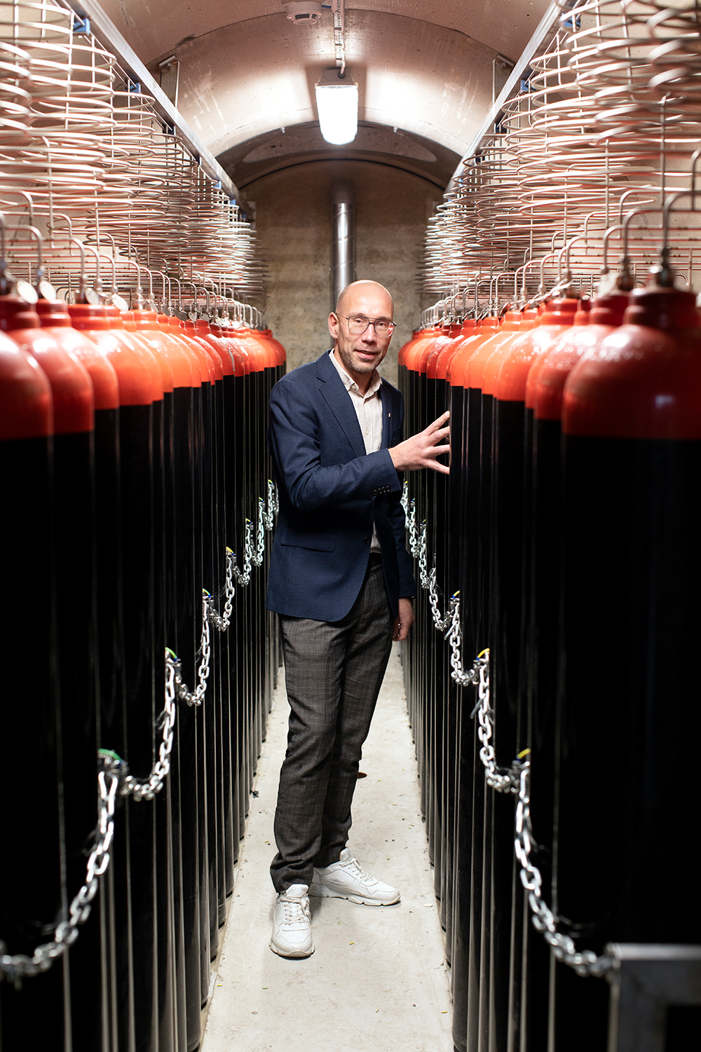 Fredrik Jonsson visar vätgasflaskorna.