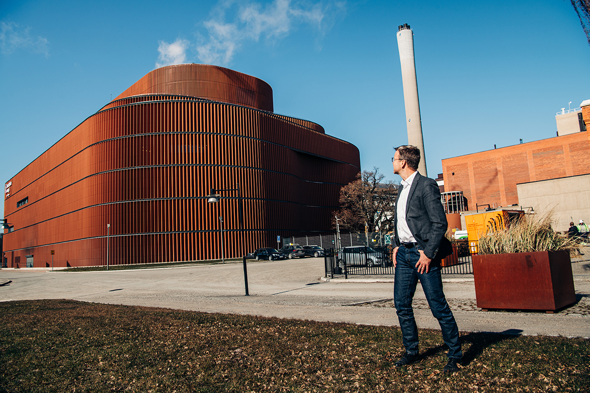Gustav Melin framför Stockholm Exergis biokraftvärmeverk i Värtan i Stockholm.