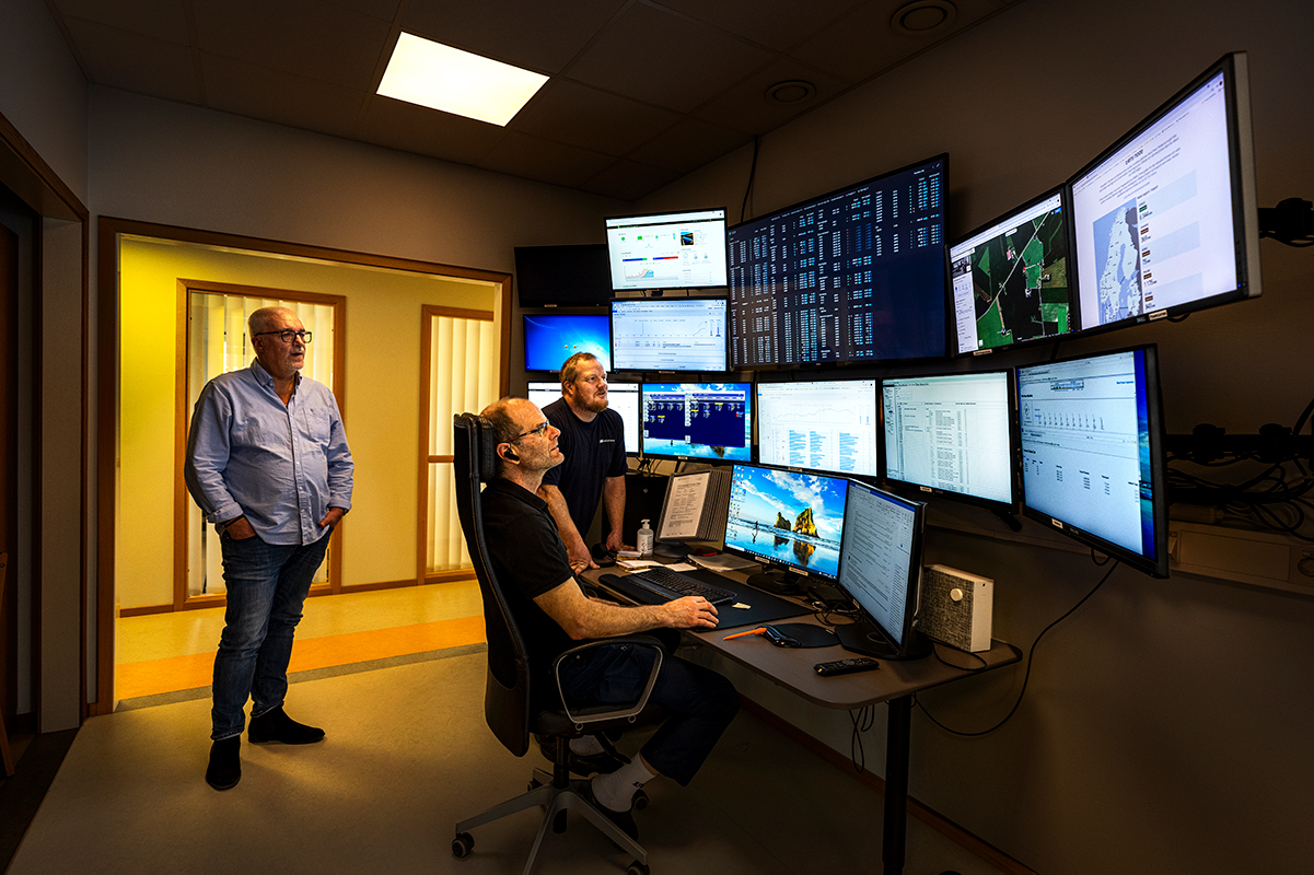 I kontrollrummet på huvudkontoret i Rabbalshede har Frank Mattsson vid tangentbordet och Magnus Bryntesson full överblick över alla vindkraftsparker.