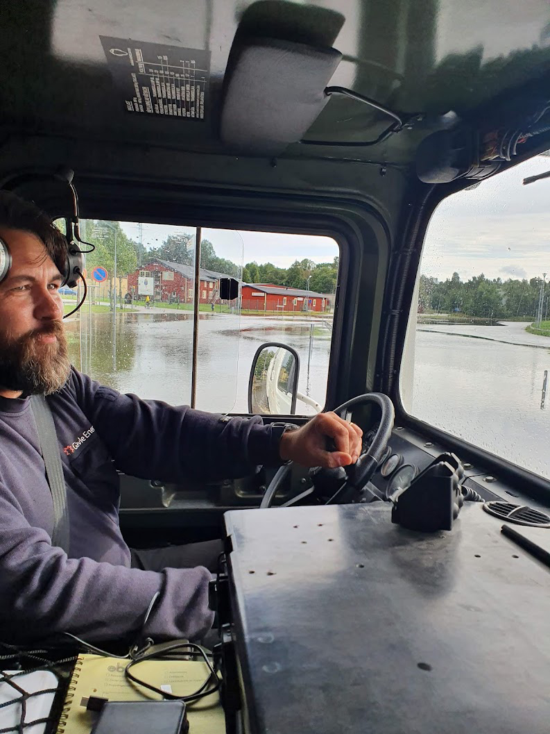 Bandvagnen var nödvändig för att ta sig fram på många ställen. Peter Zetterqvist kör. Foto: Gävle Energi.