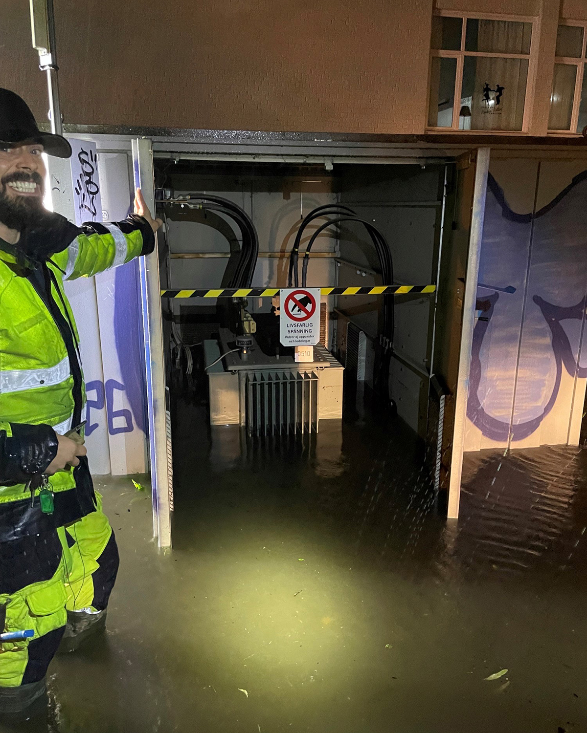 Stuart Turner inspekterar en översvämmad nätstation medan vattnet kommer både underifrån och ovanifrån. Foto: Gävle Energi.