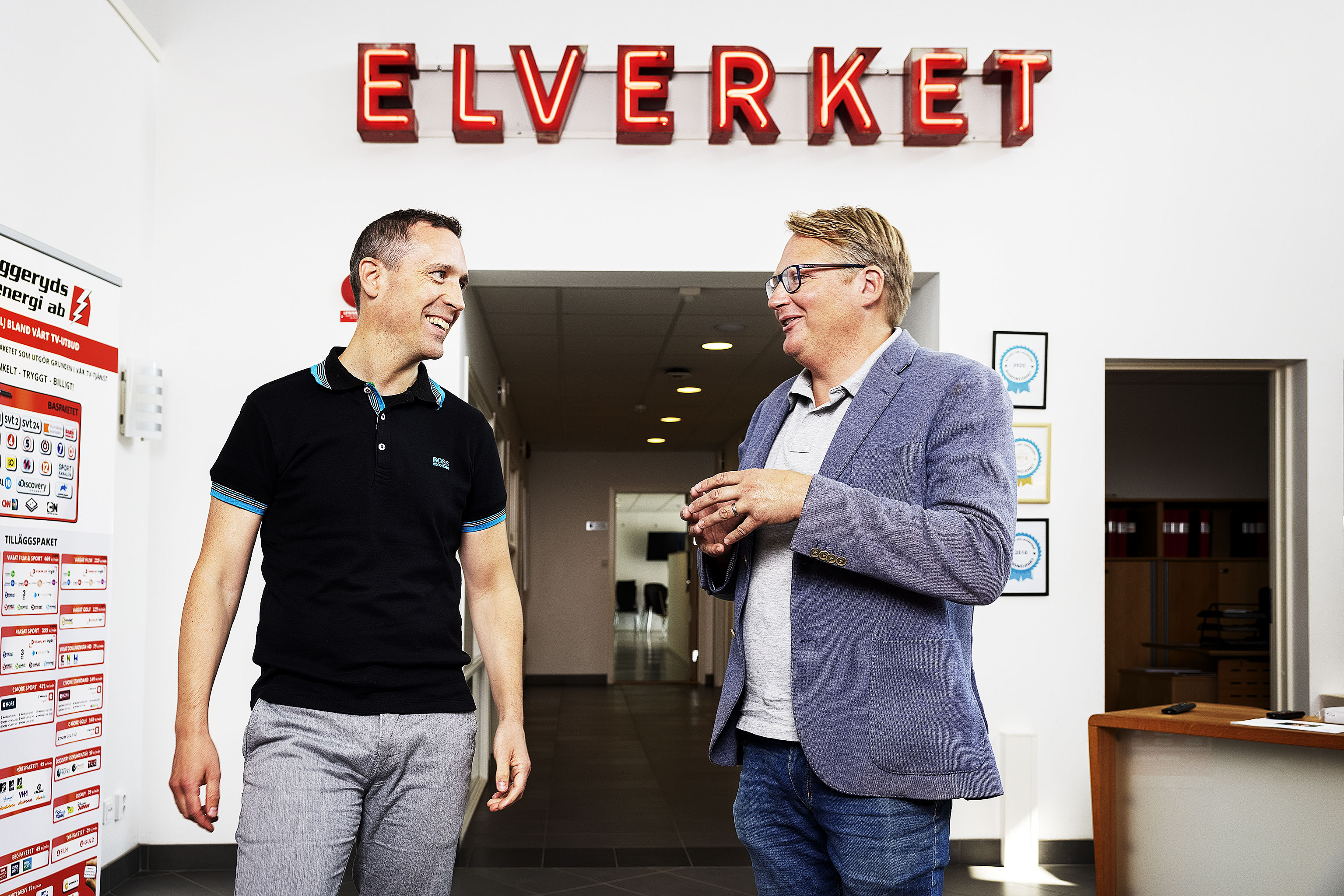 Peter Waldenström och Rikard Larson får snart fler kollegor. Skylten med Elverket är det enda som är kvar från energibolagets gamla kontor. Nu behöver kontoret byggas ut på grund av den expansion som sker i kommunen.