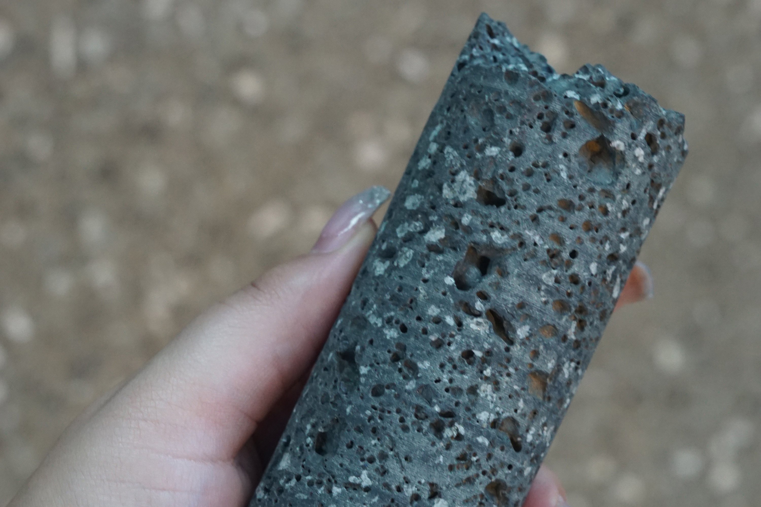 Det isländska företaget Carbfix har utvecklat en teknik för att binda koldioxid i basaltberggrunden. Med borrprov har man visat att det mesta är mineraliserat redan efter två månader.
