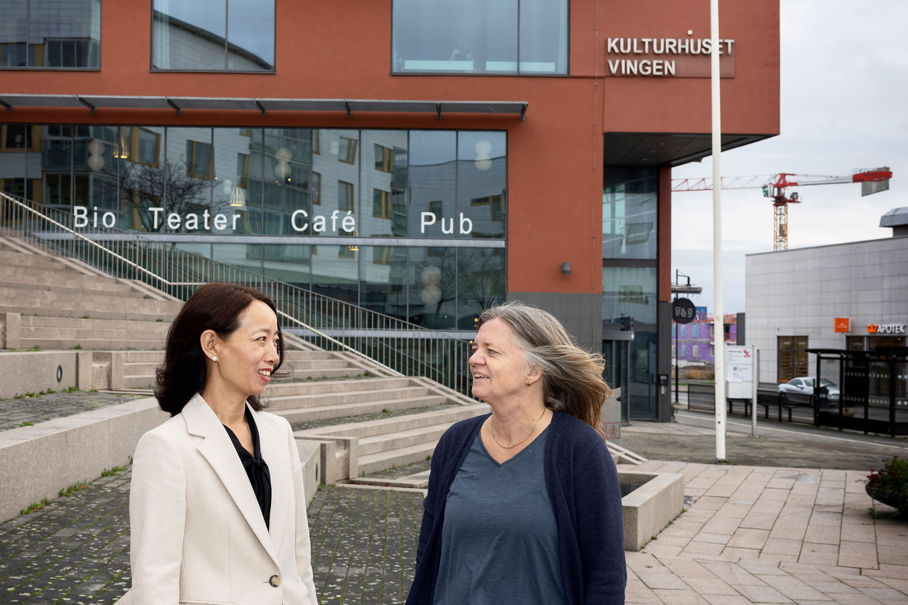 Louise Lilja, energiteknisk förvaltare på Göte­borg Energi, och Helena Dahlgren, vd för Torslanda Kulturhus. Foto: Sofia Sabel.