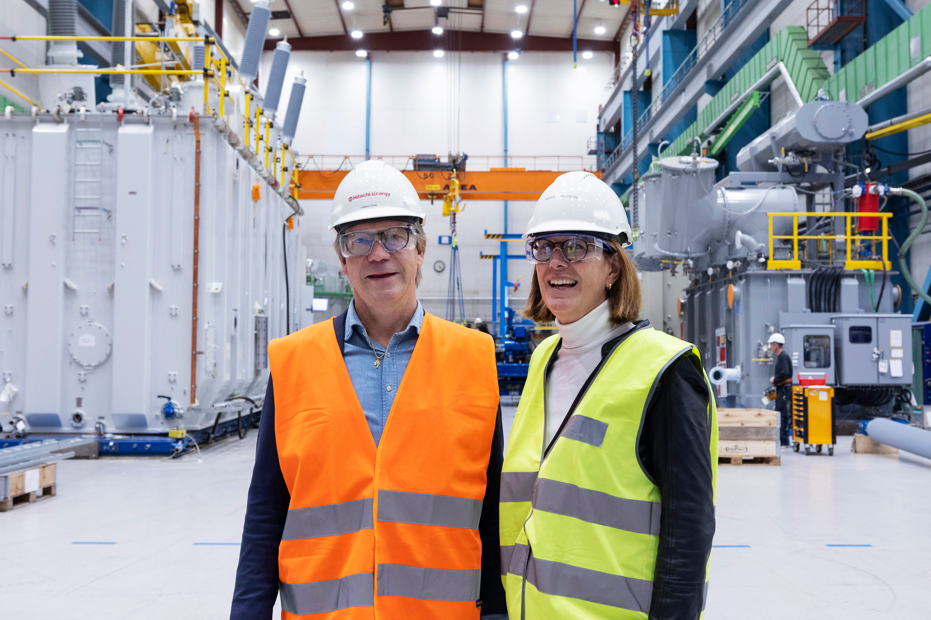 Håkan Flink, strategisk ambassadör för Kompetenstillväxt, och Maria Jansson, kommunikatör, guidar runt på Hitachi Energy.