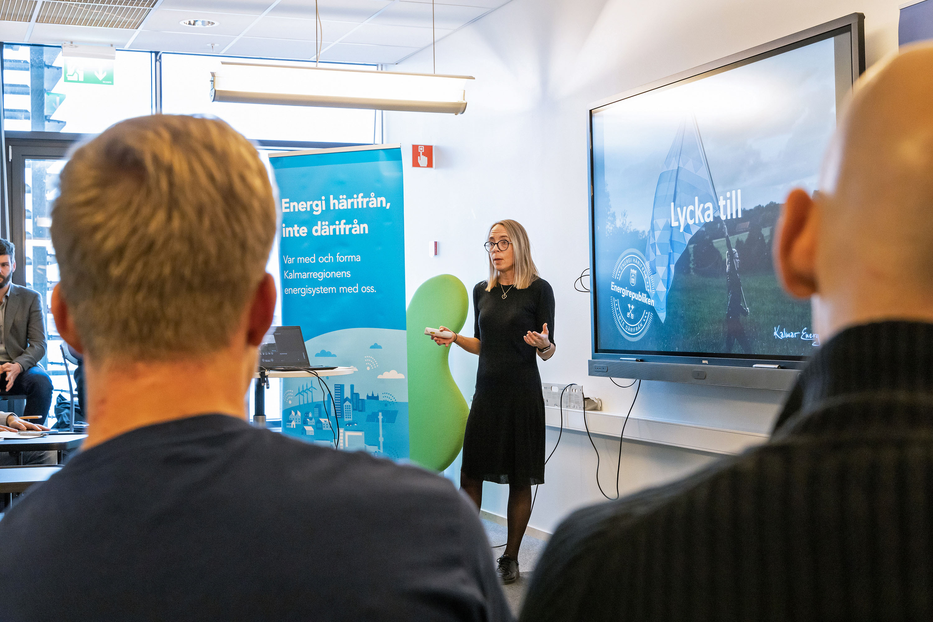 Anna Karlsson, vd på Kalmar Energi, förklarar hur elsystemet är uppbyggt. Foto: Joachim Grusell