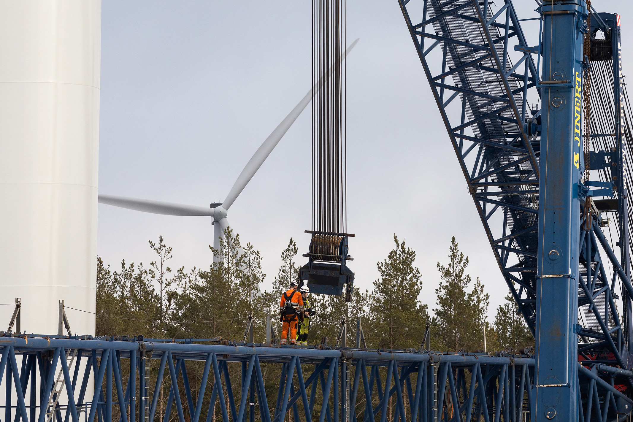 Den största utmaningen är att synka ihop alla tidsplaner och materialtransporter, enligt platschefen Joakim Svensson på Vestas. Foto: Joachim Grusell.