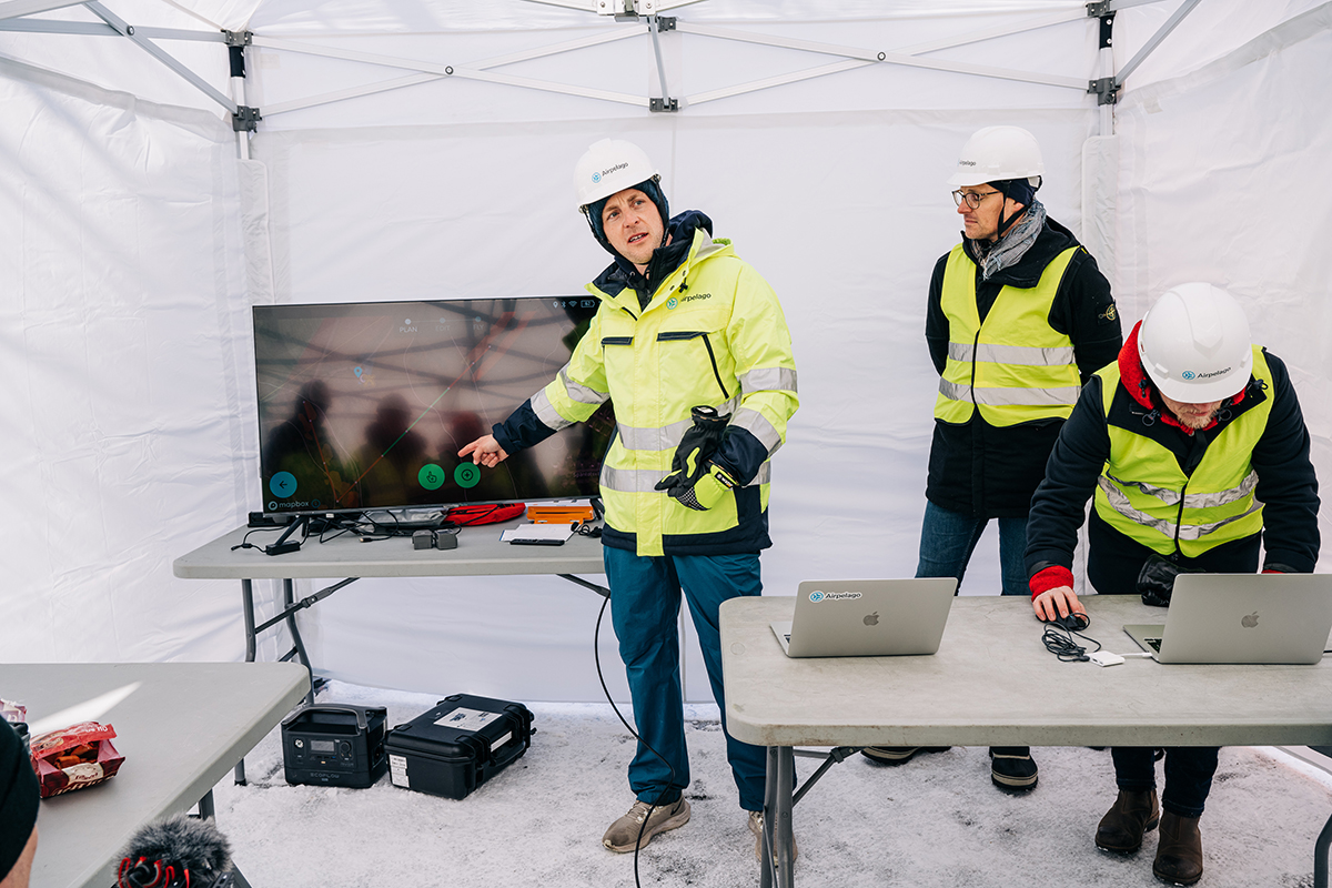 Max Hjalmarsson, vd för Airpelago, visar hur drönarens flygning kan följas i realtid.