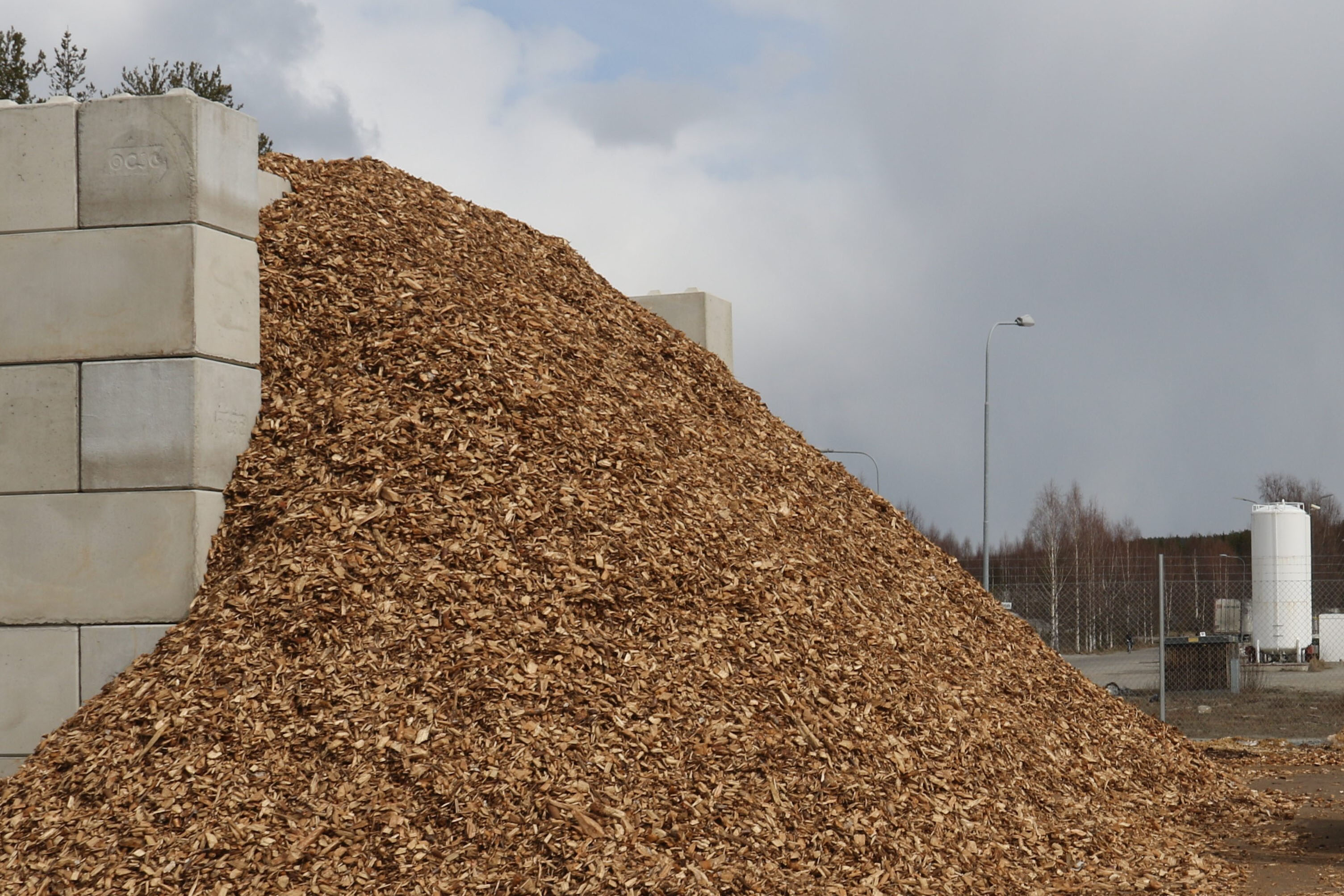 Murar runt flisen skapar en brandsäker yta. Foto: Lars Eliasson, Skogforsk.