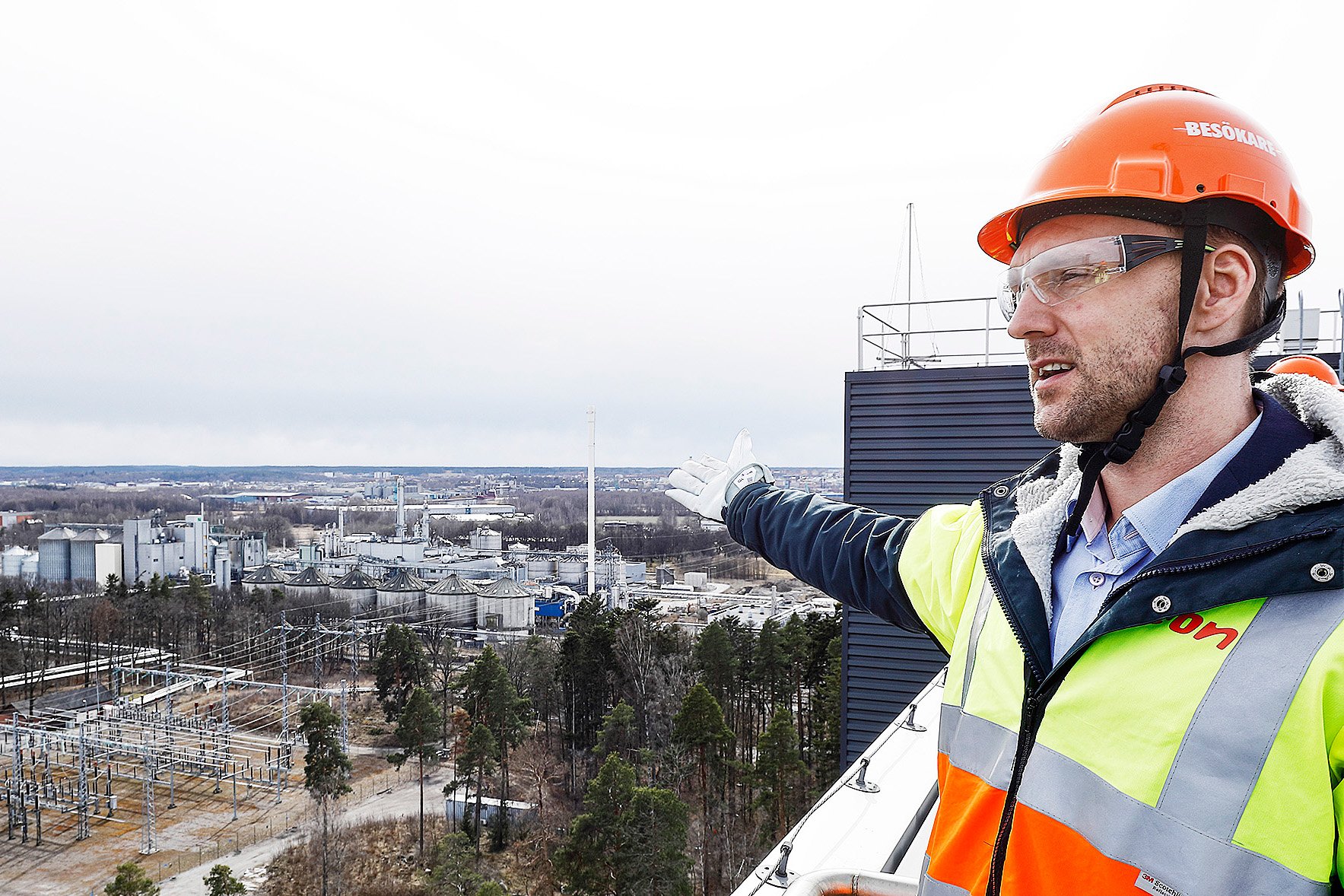 Med utsikt över sin arbetsplats. Martin Engström, affärschef, överblickar Agroetanol från taket till en av Eons pannor. Foto: Peter Holgersson.