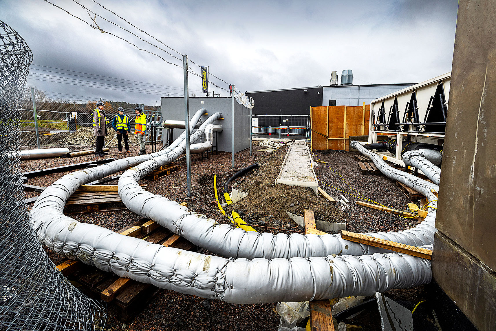 Fram tills att den nya kylaproduktion är klar och att nätet är på plats, så sker kylproduktionen med tillfälliga kylmaskiner. Foto: Sören Håkanlind. 