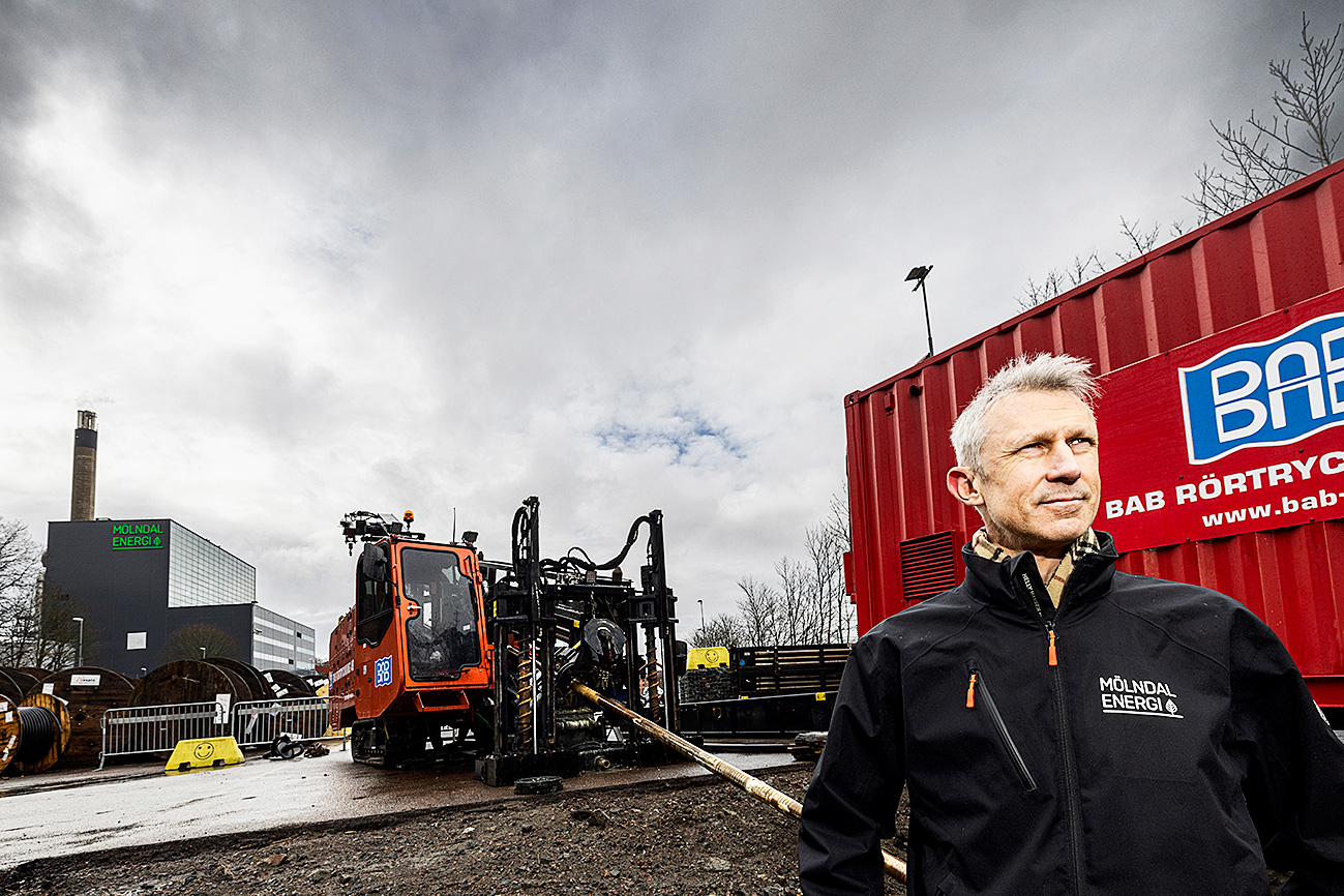 Richard Lundström blickar ut över marken där de nya fjärrkyleledningarna ska ligga. Foto: Sören Håkanlind.