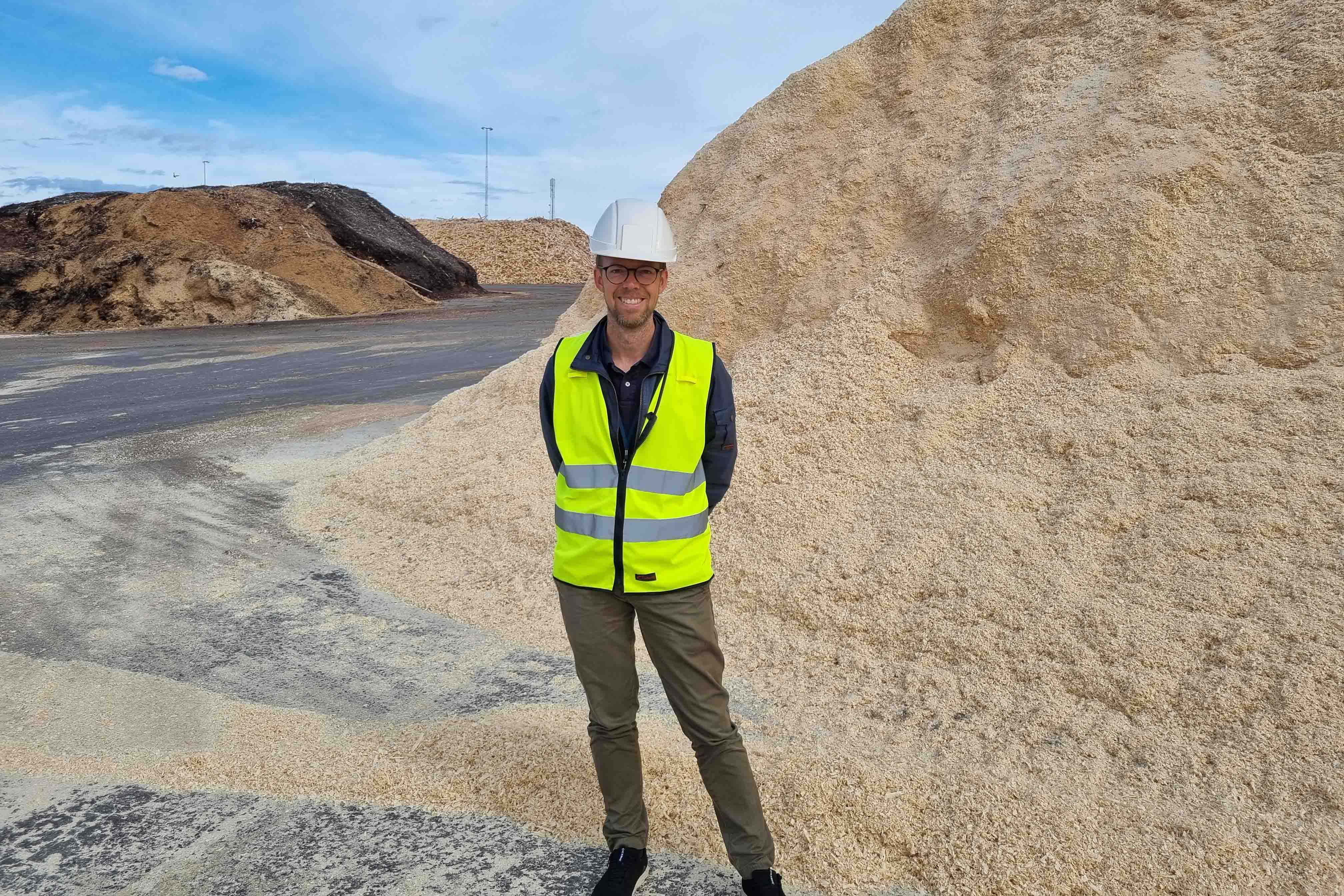 – Nu har vi säkrat vinterns bränsle, säger Jonas Vestun, bränslestrateg på Jämtkraft. Här framför lagret vid Lugnsviksverket i Östersund. Foto: Daniel Ivarsson