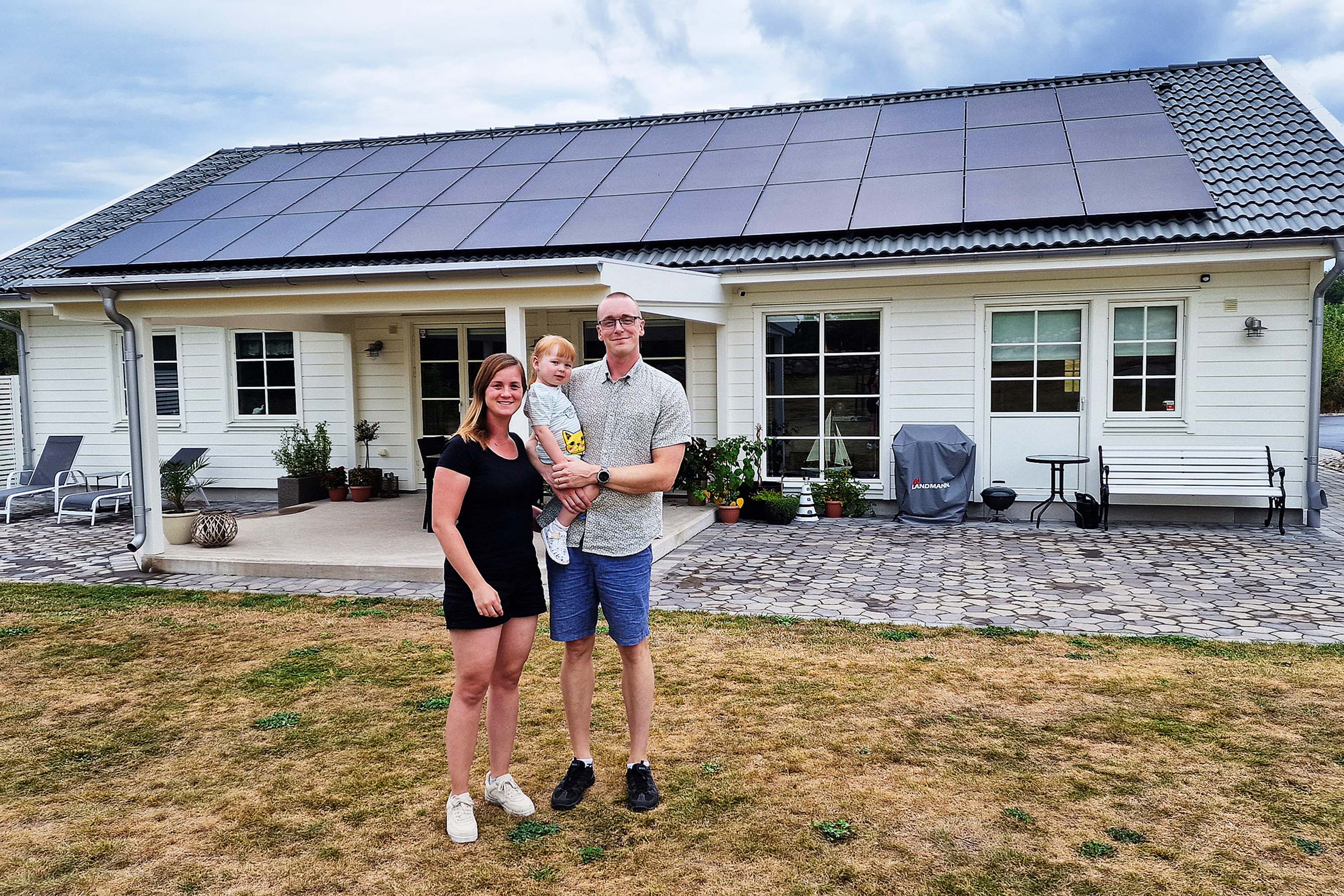 Per och Kajsa Fredriksson har satt upp 36 solcellspaneler på sin villa i Öljersjö utanför Karlskrona. Foto: Familjen Fredriksson.