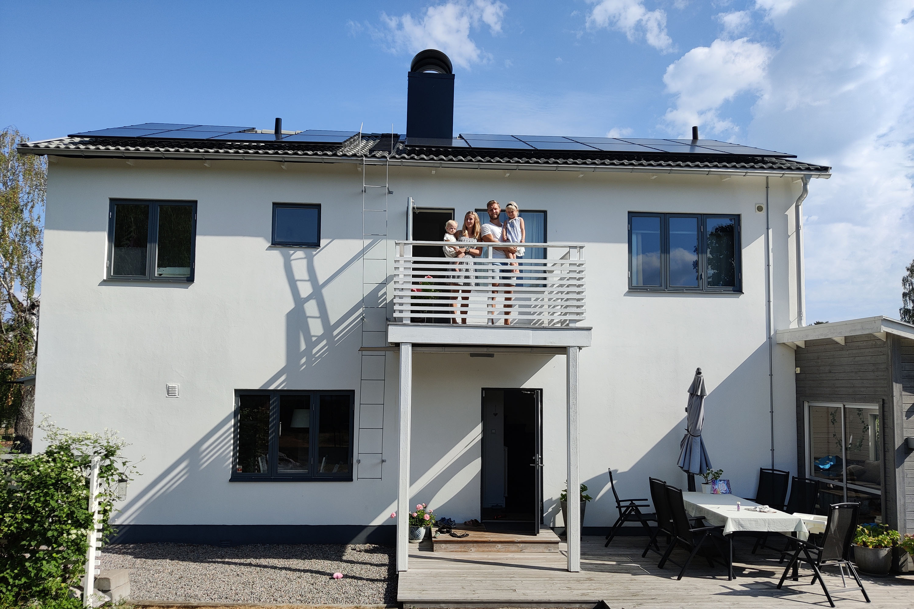 Pär och Maja Malmberg har installerat 18 paneler på sin villa i Västervik. Foto: Familjen Malmberg.