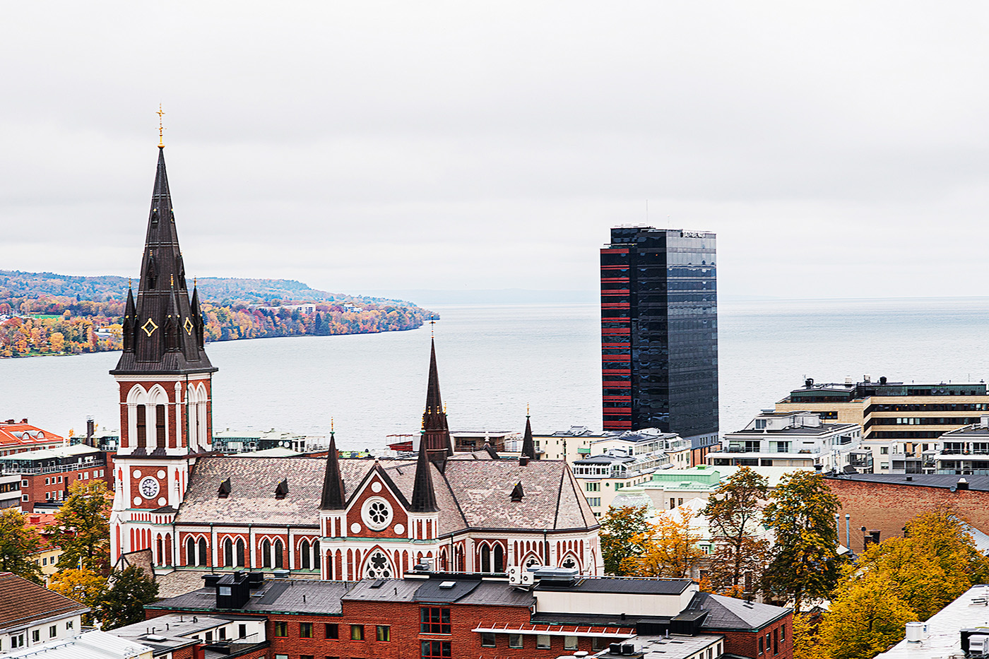 Sofiakyrkan i förgrunden och Petter Stordalens hotell är två byggnader som sticker ut i Jönköping.