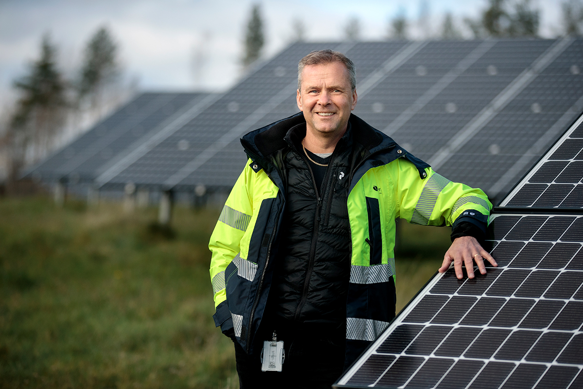 – Det här kan revolutionera synen på solenergi om vi kan visa på att den här typen av kombinerad markanvändning fungerar, säger Peter Ström på Linde energi. Foto: Pavel Koube