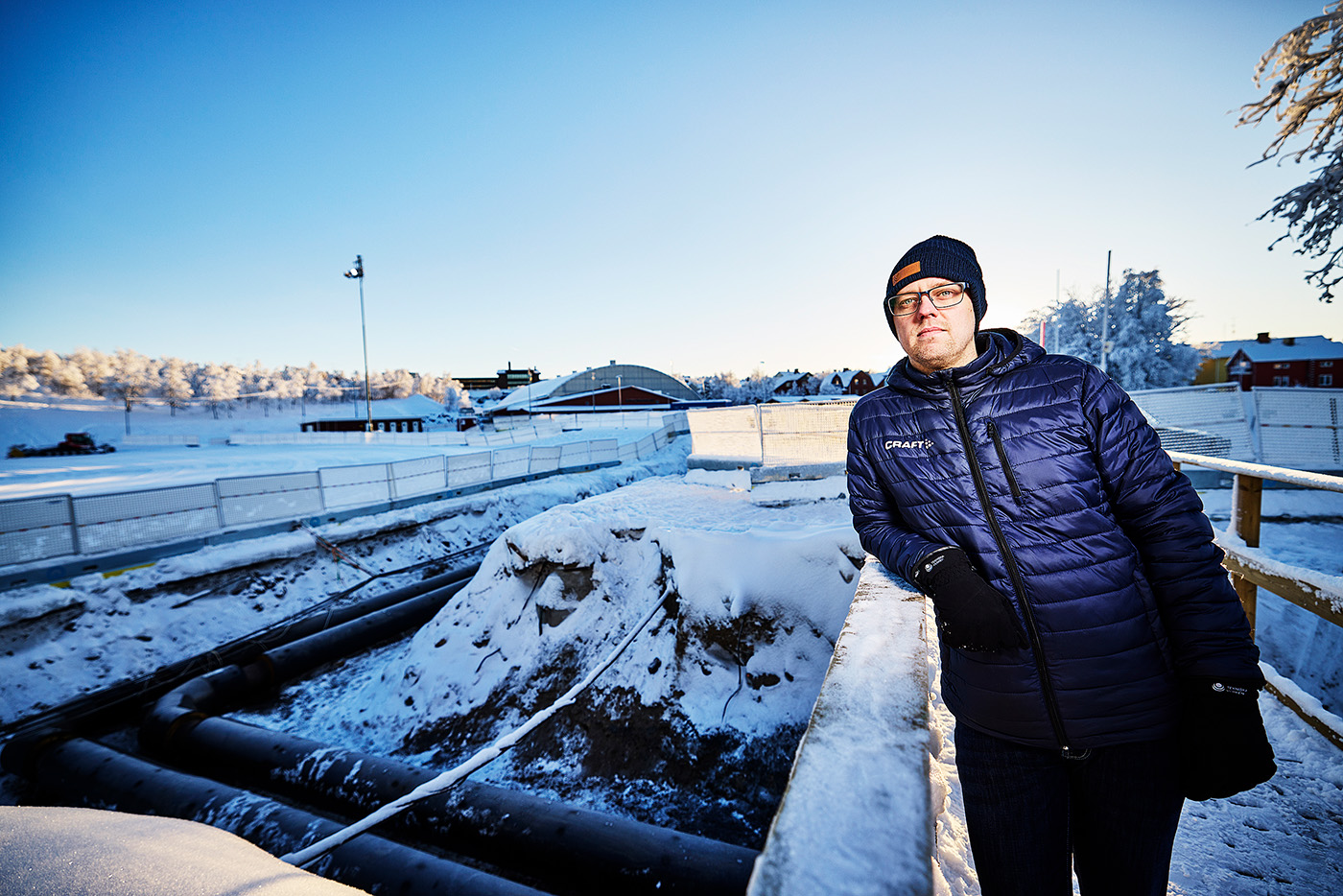 Conny Furvall på Tekniska verken i Kiruna bredvid rören som ska säkra framtidens värmeförsörjning. Foto: Hans Olof Utsi.