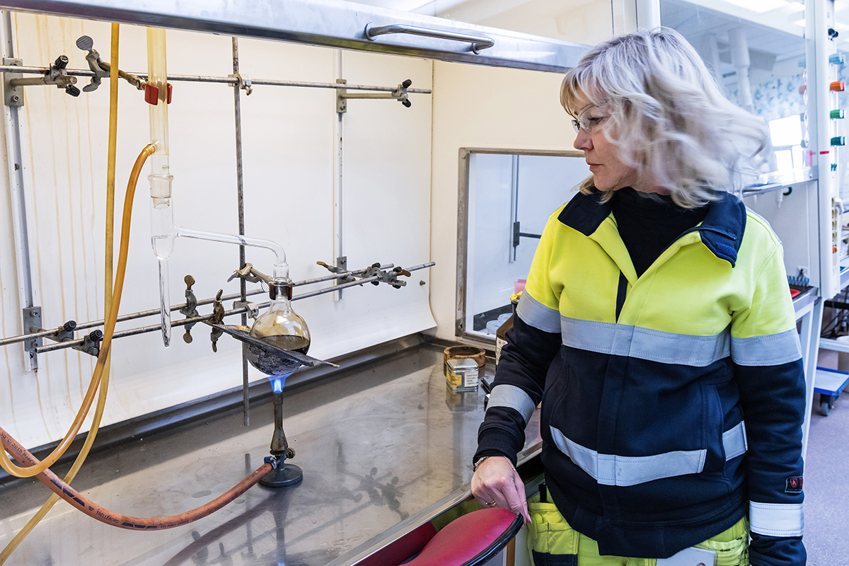 Laboratorieingenjör Camilla Nilsson analyserar ett oljeprov med avseende på vattenhalten.