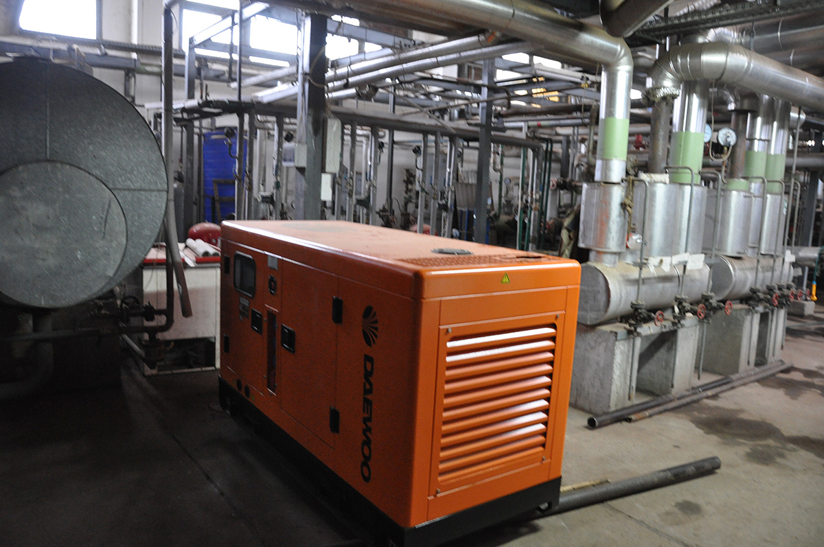 Stadsledningen i Stryj har köpt flera dieseldrivna elgeneratorer för att säkra vatten- och värmedistribution under elavbrott.