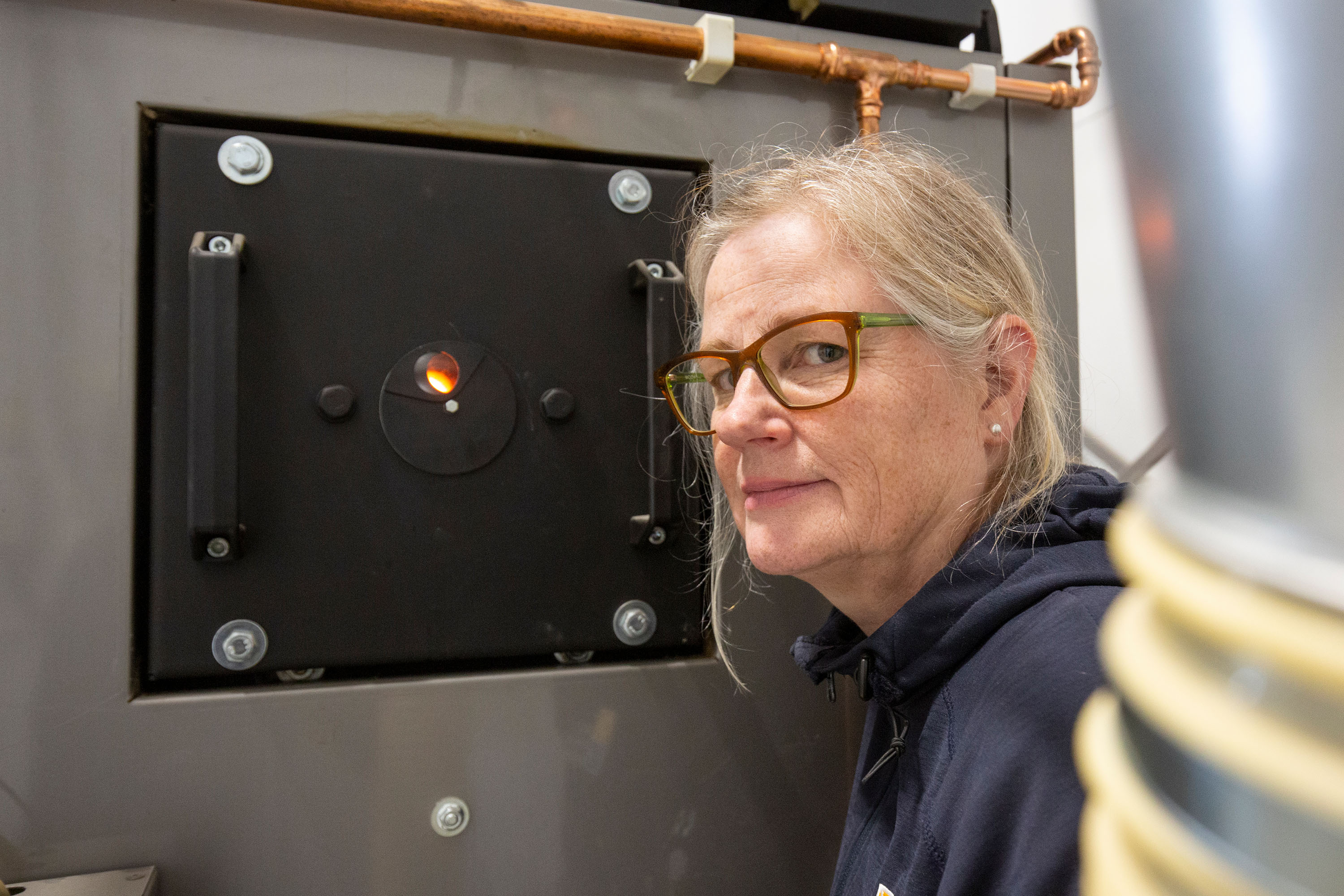 Margareta Eriksson, produktchef på Falu Energi & Vatten, visar runt i panncentralen. Pannan eldas med träpellets tillverkade av lokal råvara som torkas delvis av restvärme från ett datacenter. Foto: Anders Kristensson.