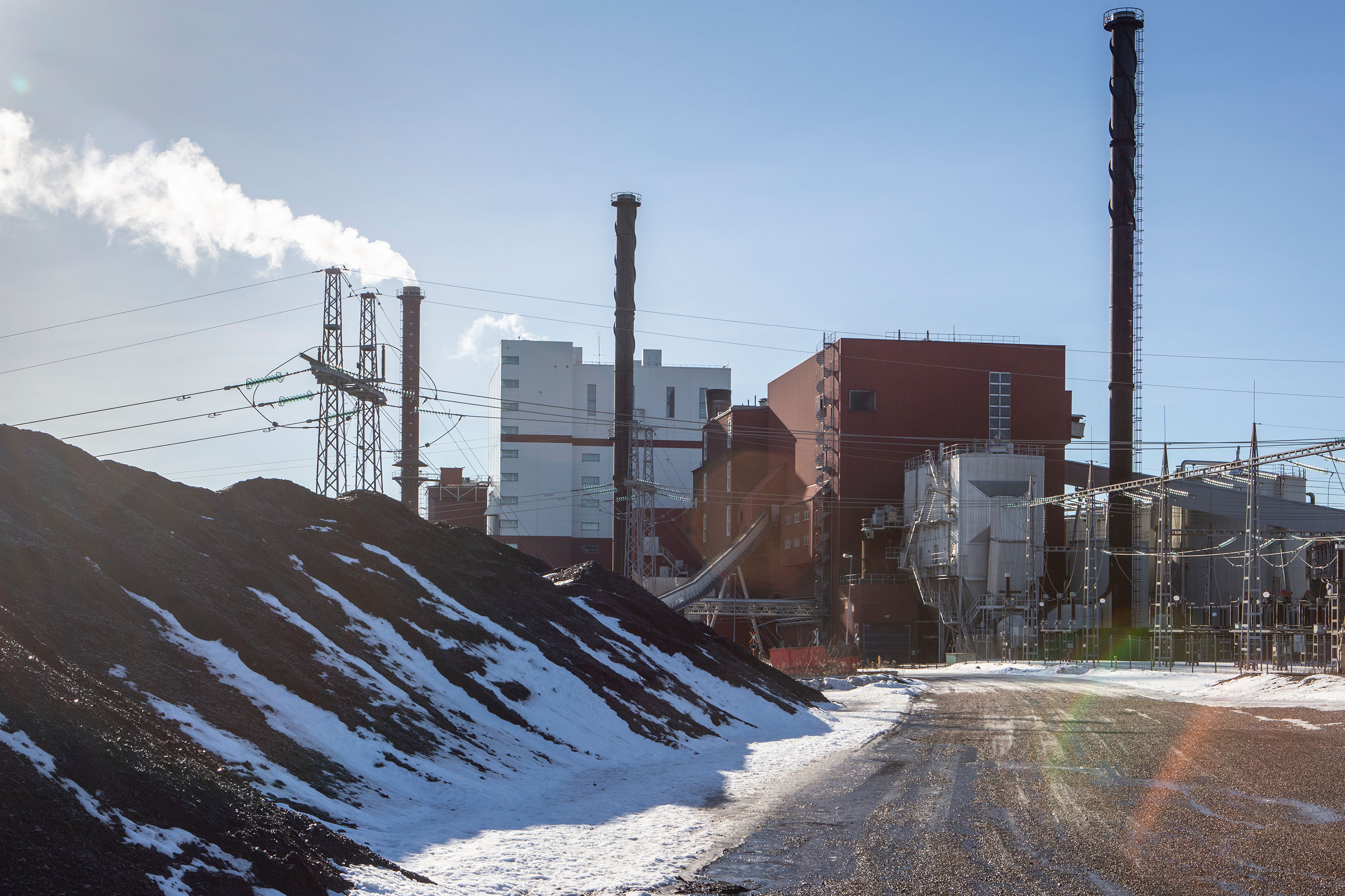 Den ljusa pannan är den nyinköpta pannan, som har en effekt på mellan 30 till 145 MW. Den röda är panna 7 som är reservpanna. Foto: Anders Kristensson