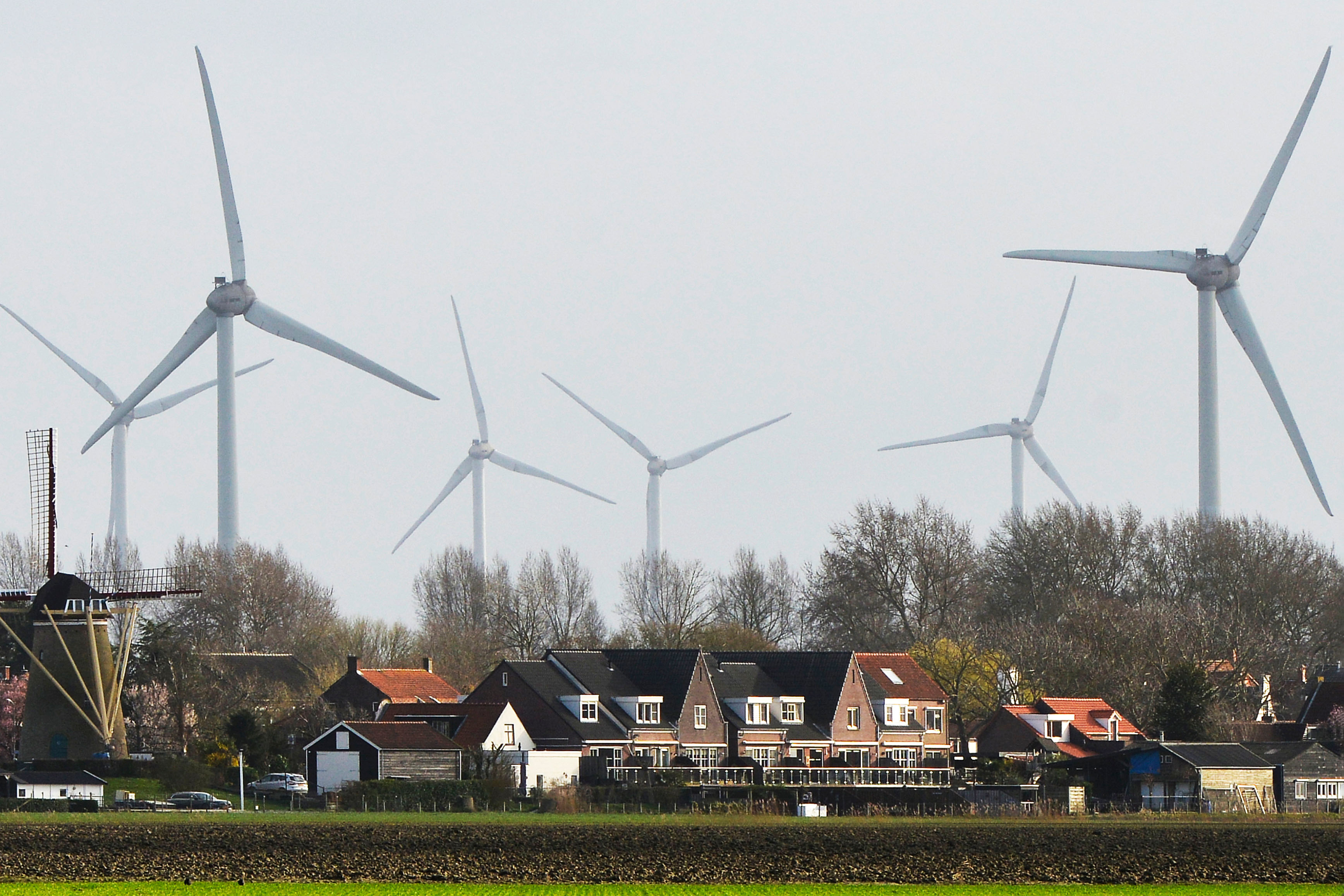 Vindkraftverk är en vanlig syn på ön Goeree Overflakkee, som här utanför samhället Nieuwe-Tonge.