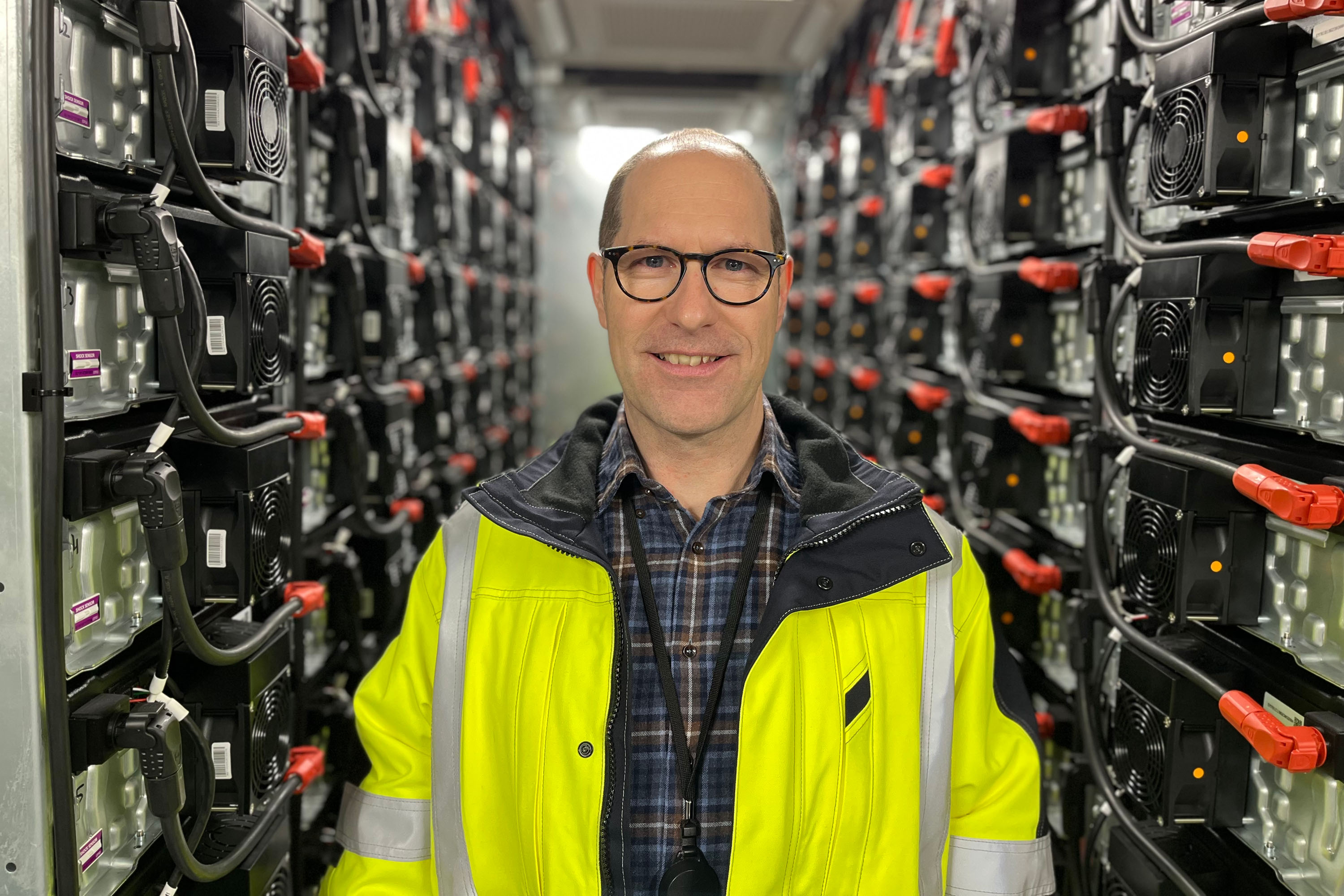 Utvecklingschefen Hervé Currat inne i Jämtkrafts batterianläggning i Granboforsen.