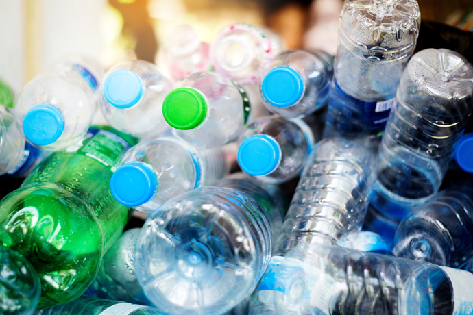Under 2019 användes cirka 400 miljoner ton plast runt om i världen – merparten av denna plast slutar på deponi eller som skräp i naturen, till exempel i haven. Foto: Shutterstock.