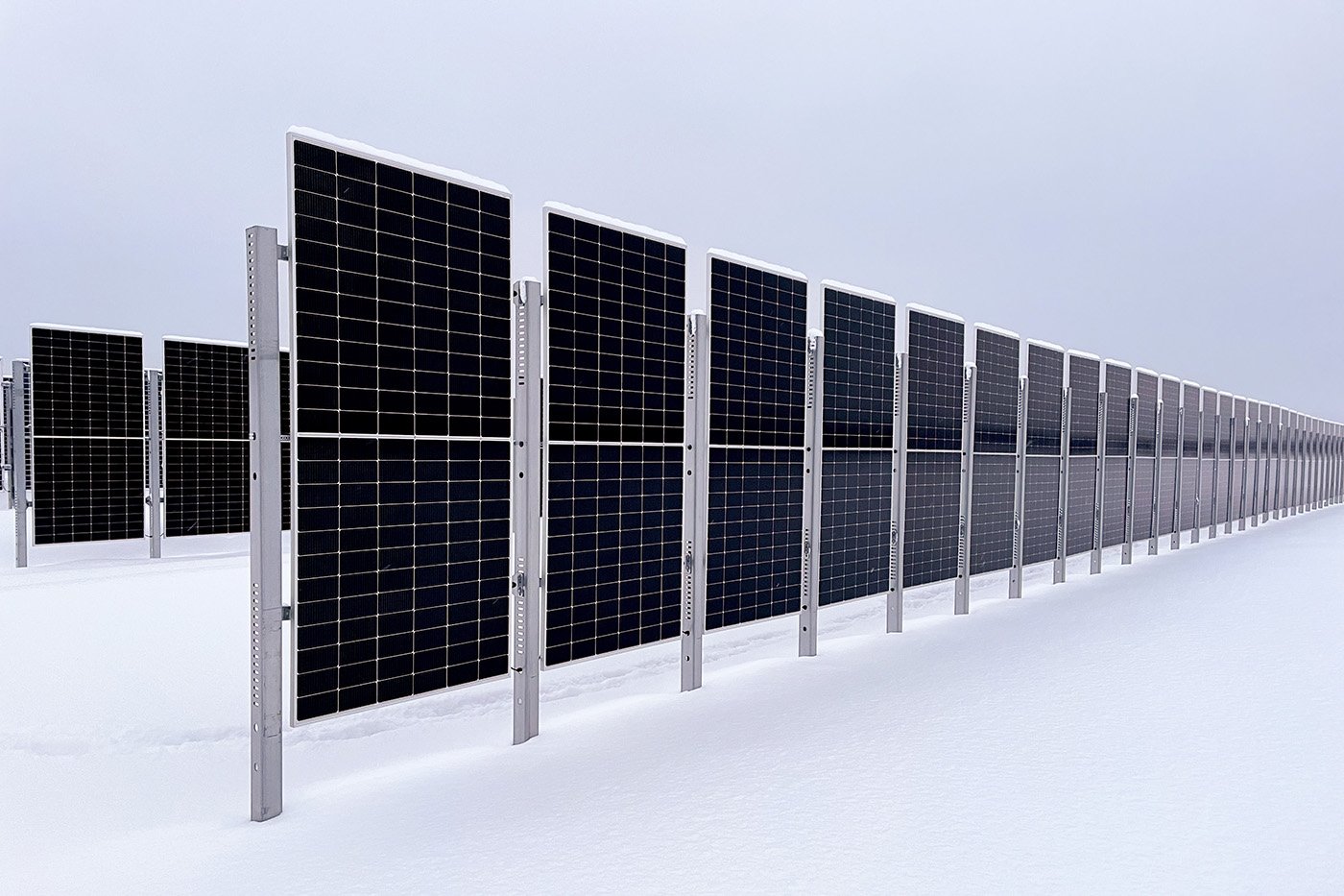 Den vertikala konstruktionen ger en annorlunda produktionskurva jämfört med traditionella solcellspaneler.