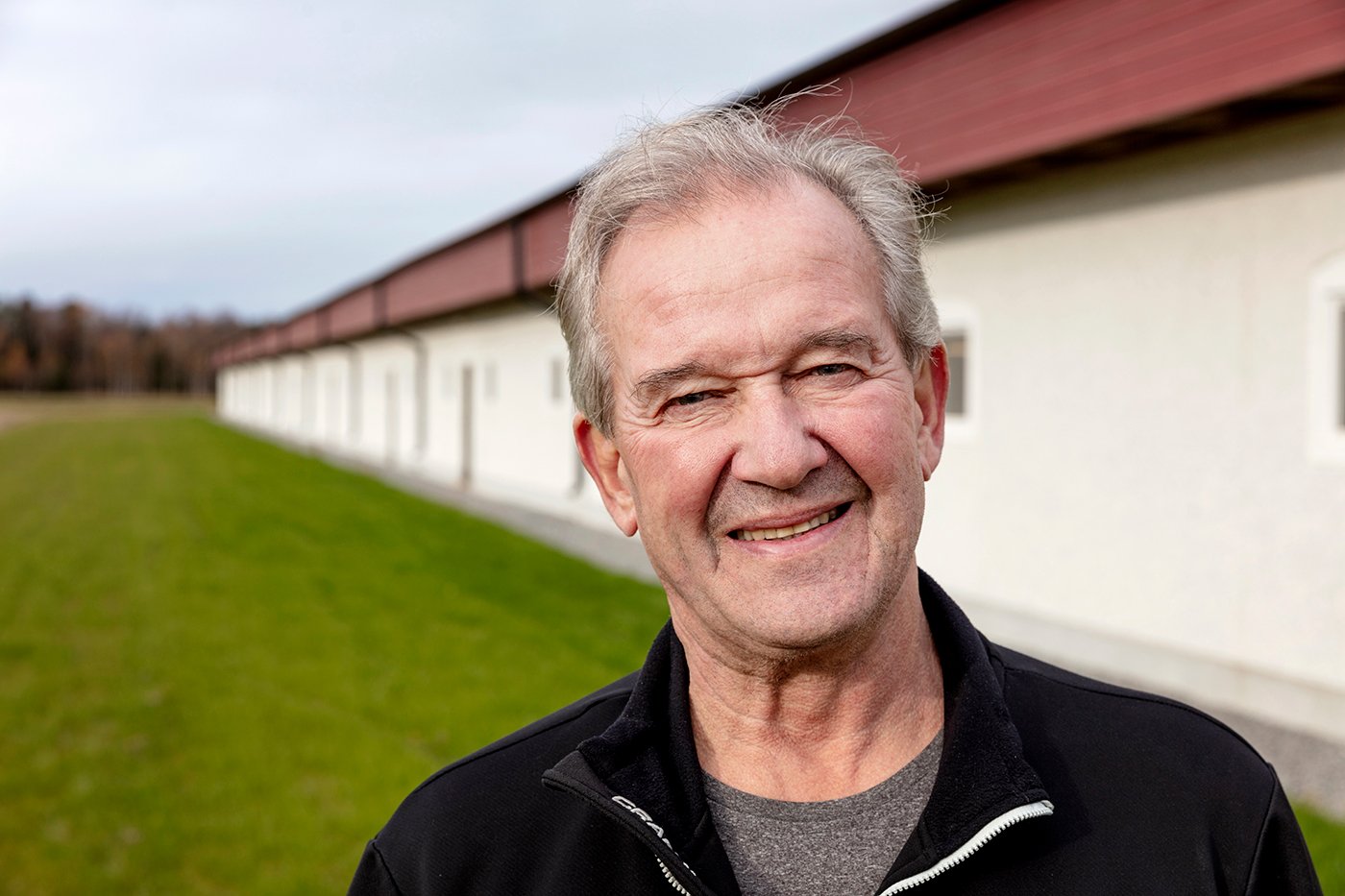 Mikael Hugosson, som driver Alviksgården och arrenderar ut marken.