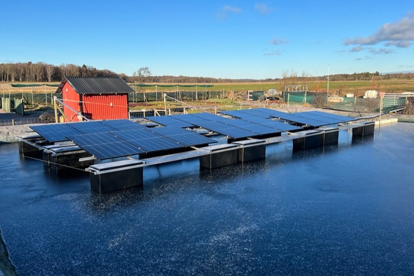 Sveriges första flytande solcellspark vid Säve plantskola. Foto: Sunsurf Solar.