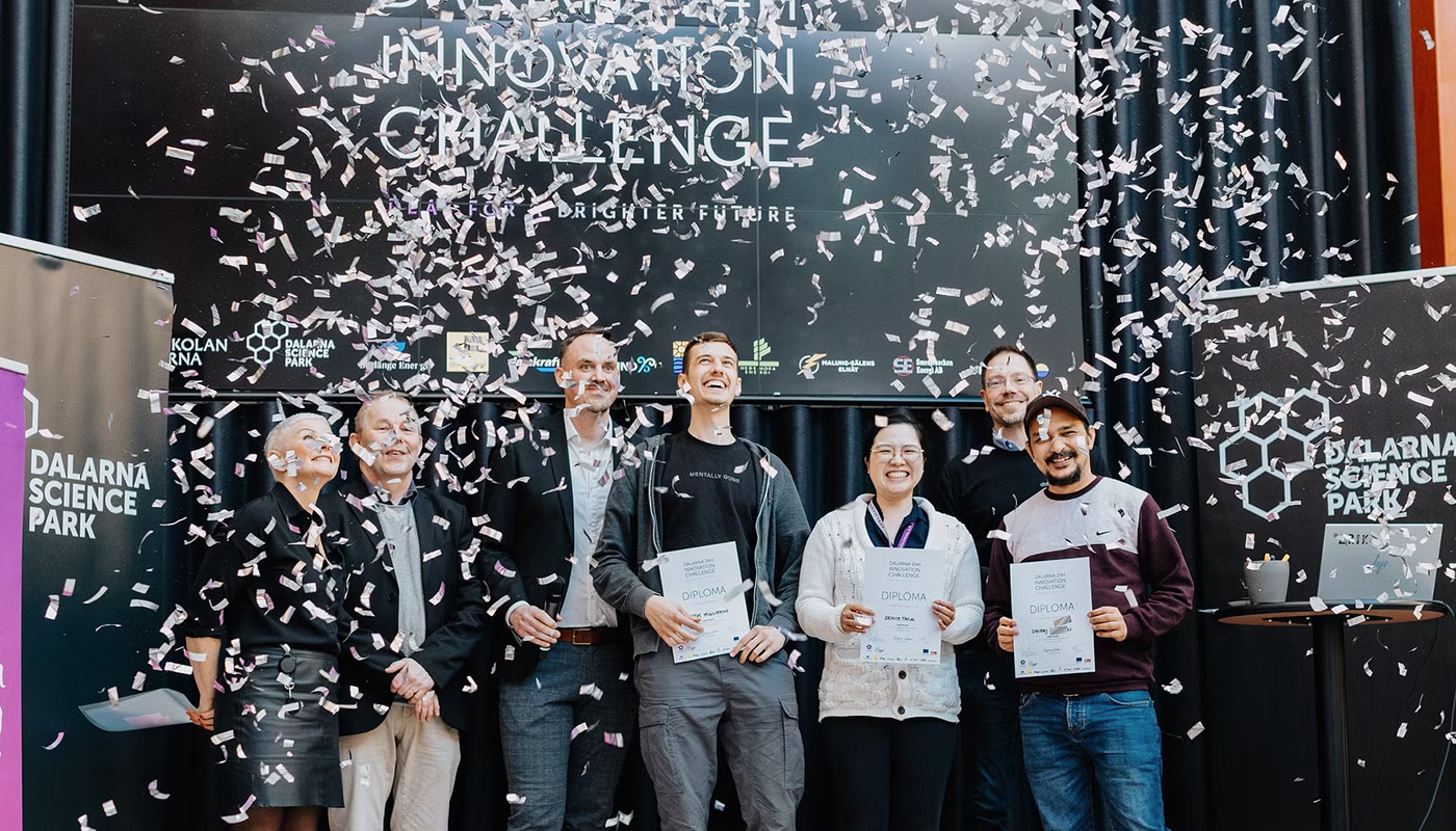 Dhiraj Gyawali, Matus Miglierini och Denise Tang tar emot priset i Dalarna 24h Innovation Challenge. Foto: Dala Energi.