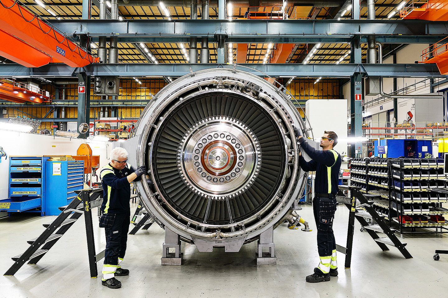 Monteringsarbete i Siemens Energys fabrik i Finspång med företagets storsäljare, SGT-800. Foto: Peter Holgersson.