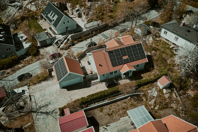 Solceller har installerats i tre olika väderstreck (garage & boningshus) för att optimera takets förutsättningar och sätta upp en anläggning som motsvarar kundens årsförbrukning. (Bild: Telge Energi)